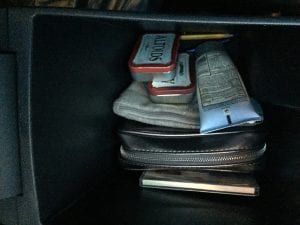 objetos dentro de espacio de carro