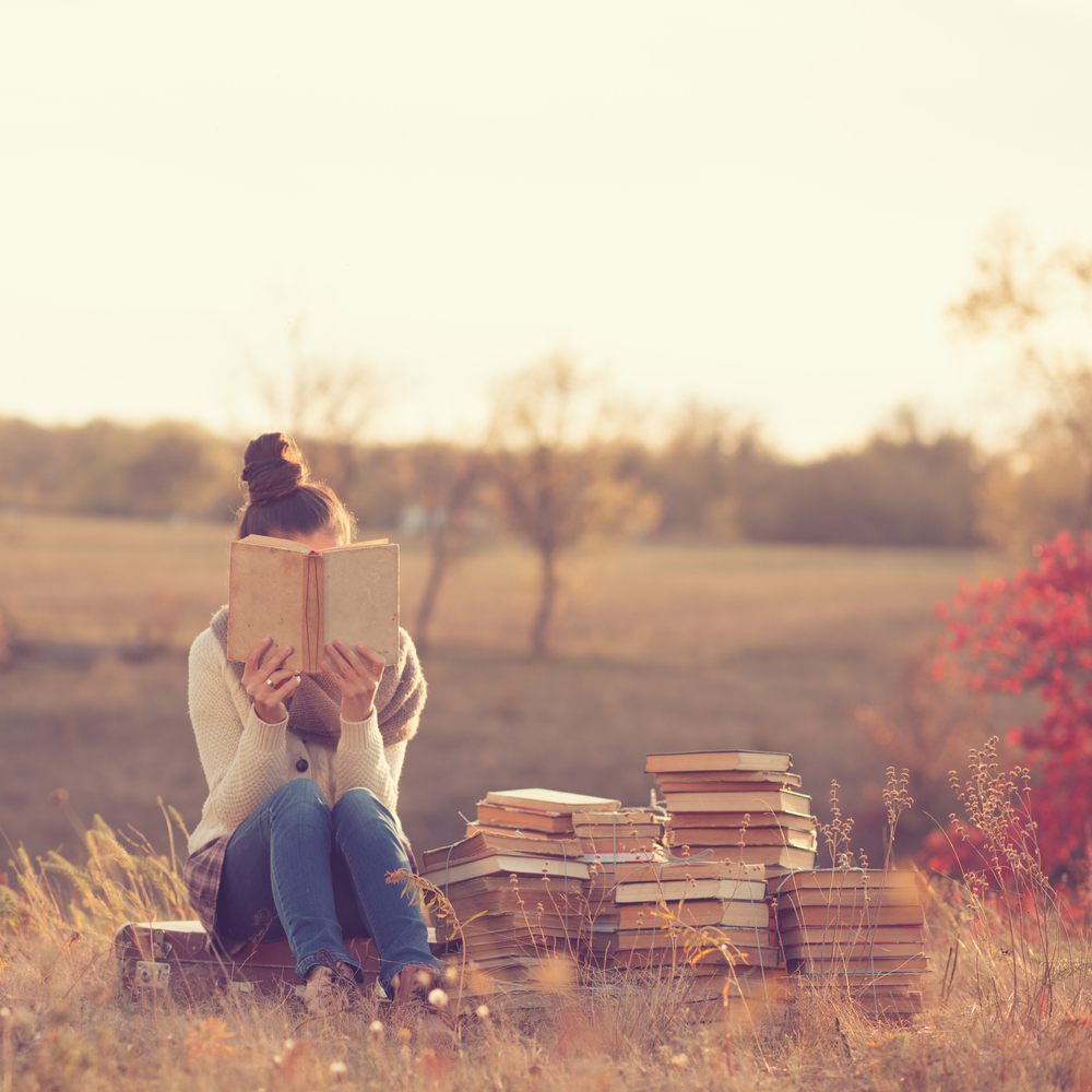 mujer leyendo libros