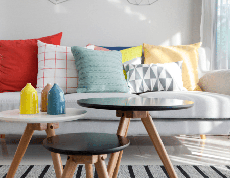 sofa con color neutro para espacios pequeños